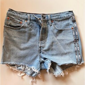 Levis jean shorts size W29